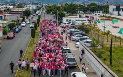 CAMINAN MUJERES EN COACALCO PARA CREAR CONCIENCIA EN LA PREVENCIÓN DEL CÁNCER DE MAMA